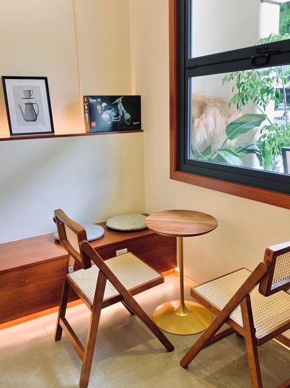 Mesa y silla Retro de madera maciza, silla de comedor tejida de ratán, combinación de té de leche, café americano comercial, mesa de Restaurante a