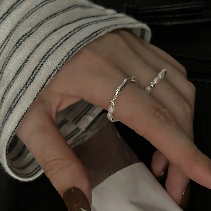 Женское кольцо с жемчугом и шариком