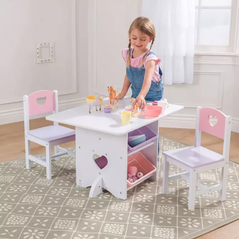 Drewniany stół z sercem, zestaw krzeseł i kosze, różowy, fioletowy i biały