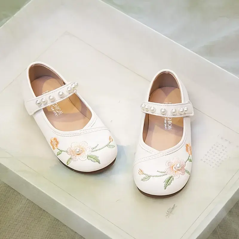 Girls Chinese Embroidered Classical Leather Shoes Kids' Sweet Princess Shoes for Party Wedding Show Flower with Simple Pearl