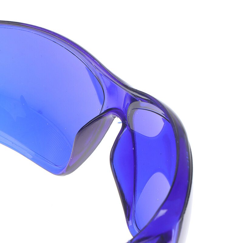 Pallina da Golf che trova occhiali occhiali da sole sportivi adatti per la corsa di Golf Driving