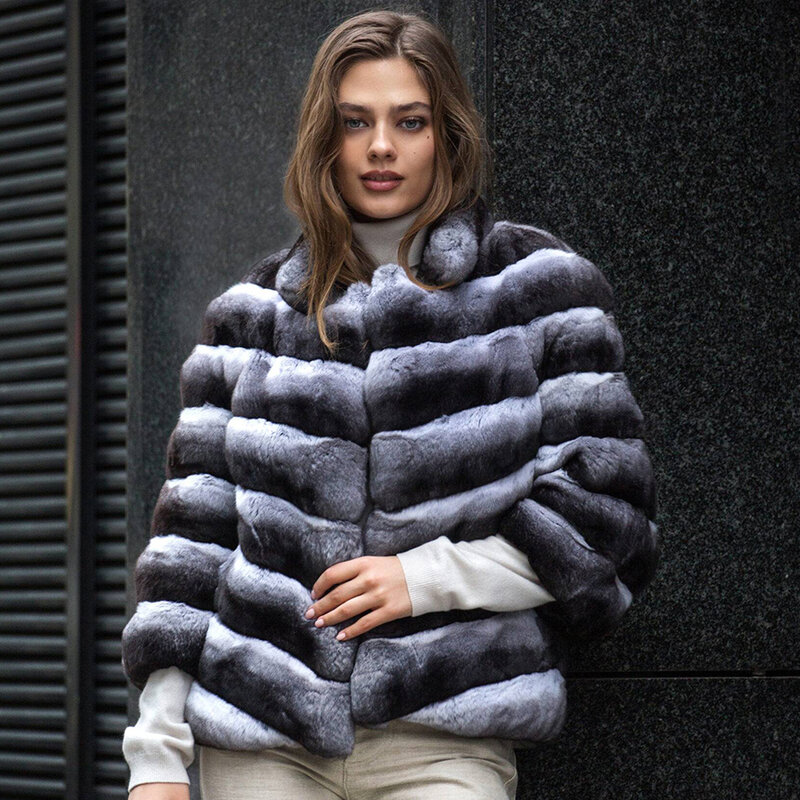 女性のための短いウサギの毛皮のコート、自然なディテールのジャケット、高級服