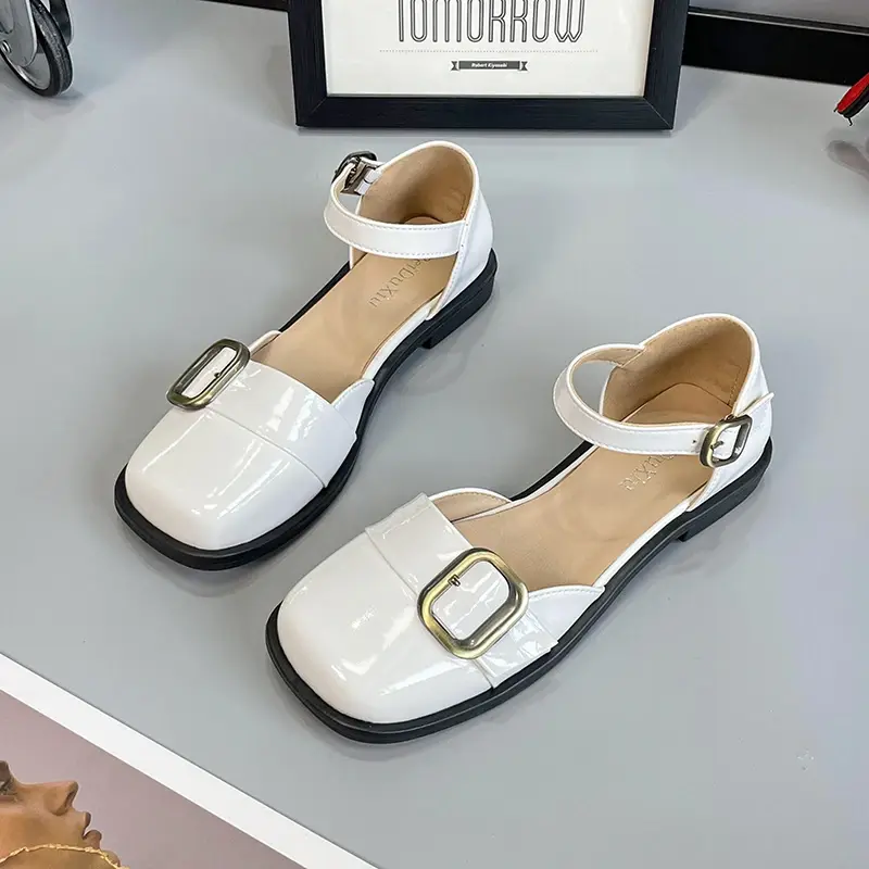 Sepatu gaya kuliah wanita, sepatu tunggal serbaguna Prancis baotou datar retro sepatu kulit kecil 2024