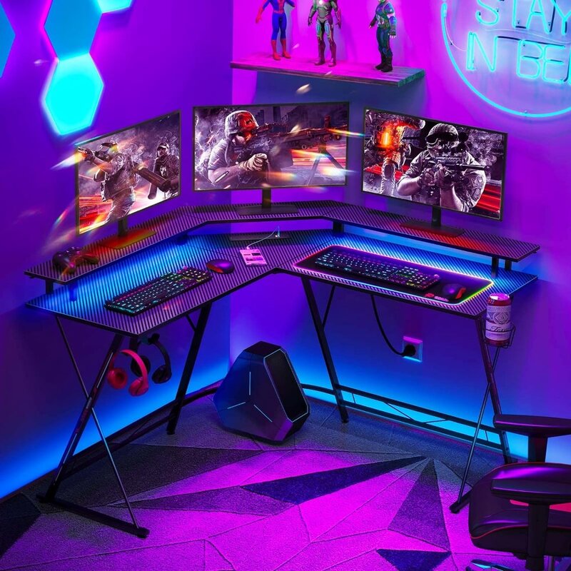 Biurko do gier w kształcie litery LED i gniazdka elektrycznego, biurko komputerowe o przekątnej 50,4 cala ze stojakiem na monitor i powierzchnią z włókna węglowego,