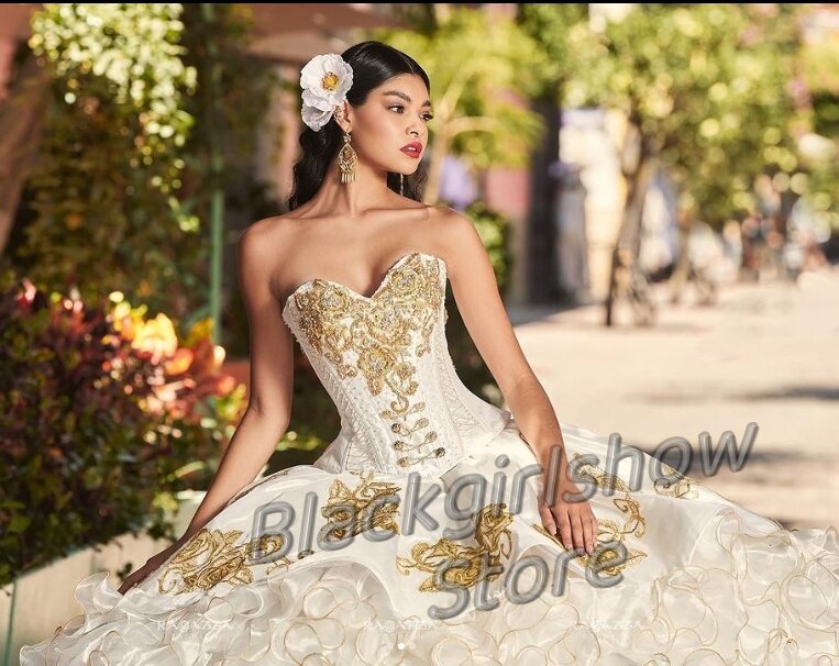 Vestido quinceanera branco quinceanera, estilo mexicano, elegante e brilhante apliques dourados com capa, vestido tutu com laço, 15, 2024