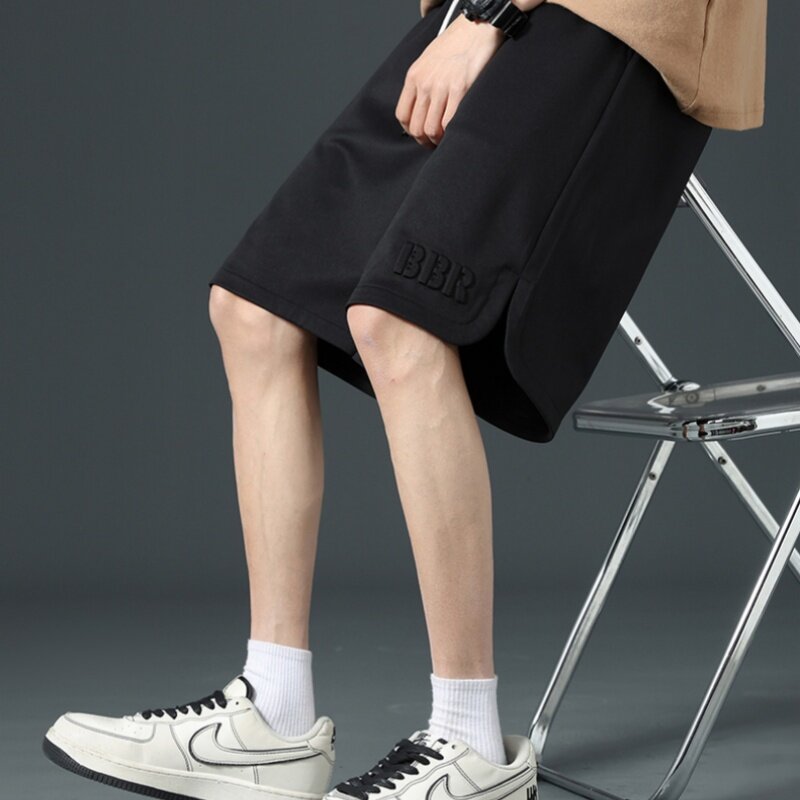 Pantaloncini goffrati con lettera da uomo estate 2024 Streetwear pantaloncini da spiaggia dritti larghi moda coreana Casual versatili pantaloncini di tendenza sottili