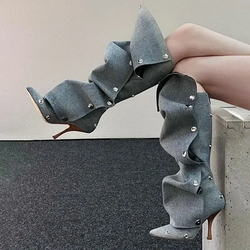 Botas largas de tacón alto para Mujer, zapatos de mezclilla puntiagudos con botón de Metal, Invierno