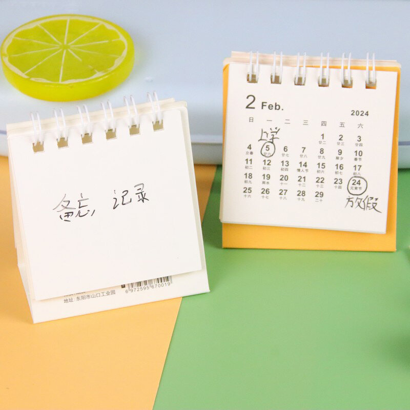 Kalendarz 2024 delikatna kreskówka słodkie biurko odświeżające Mini biurkowy notatnik kalendarz dekoracja na biurko przybory szkolne