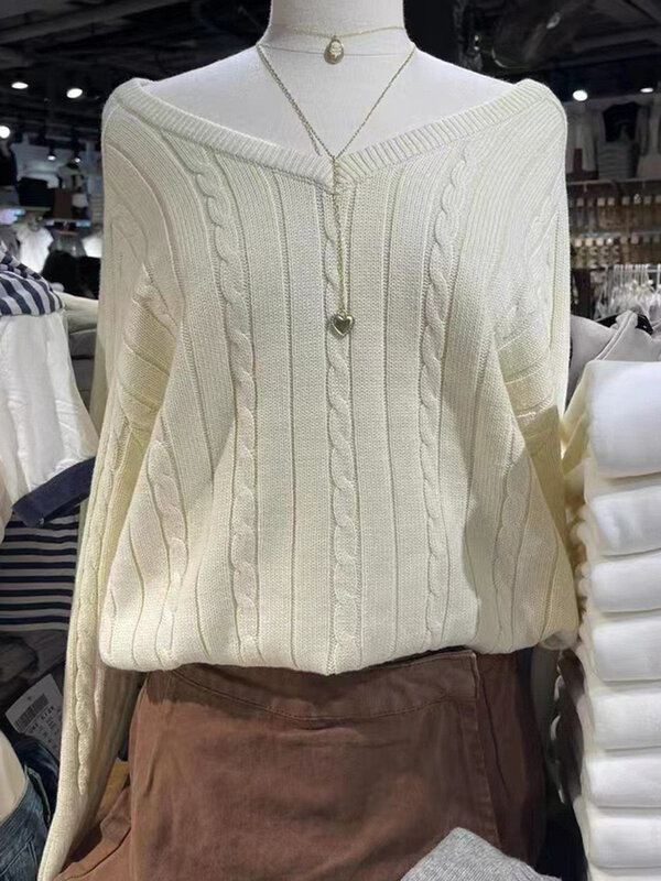 Женский вязаный свитер с V-образным вырезом