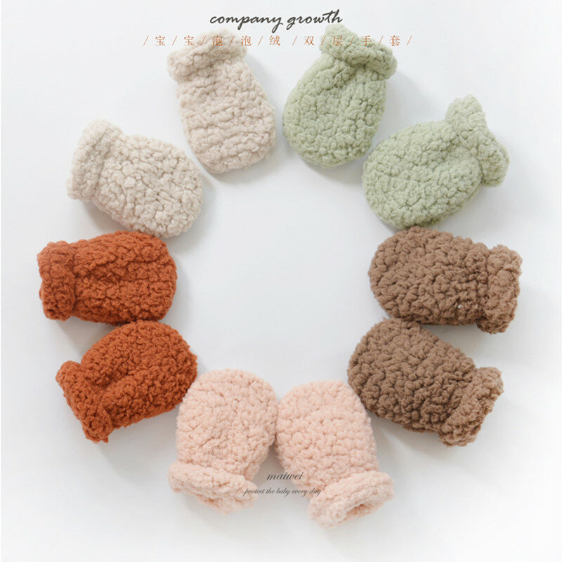 Теплые варежки для новорожденных однотонные перчатки в европейском стиле для маленьких мальчиков и девочек осенне-зимние плотные плюшевые перчатки для лица против царапин