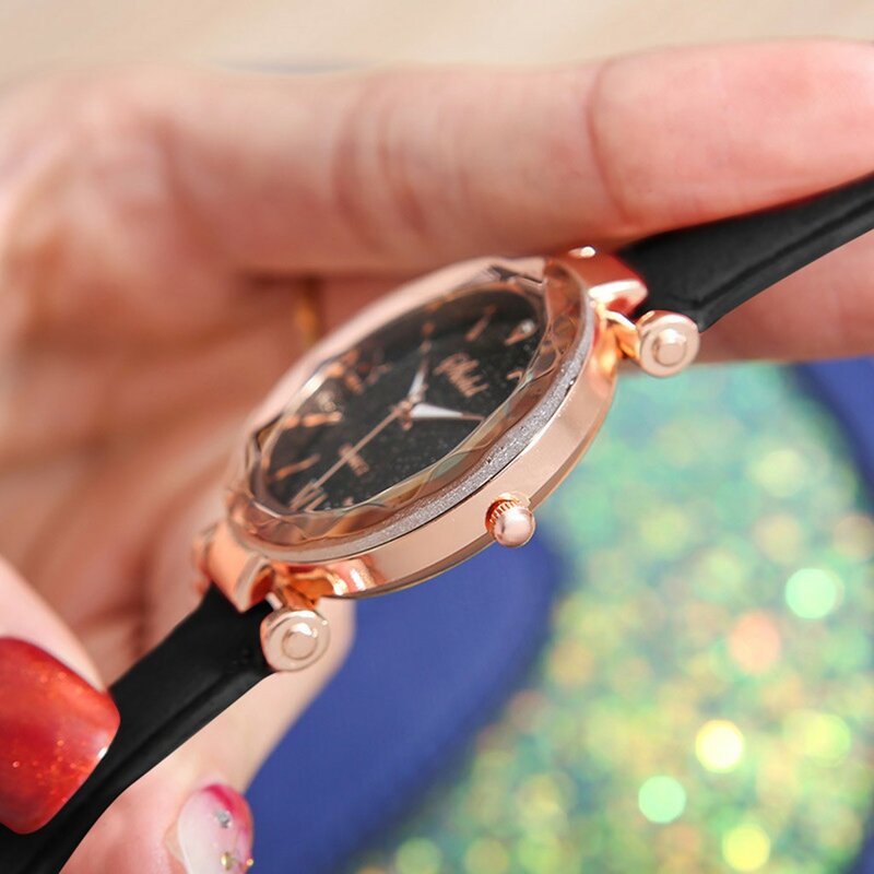 ساعة نسائية صغيرة ذات نقاط صغيرة بحزام مصنفر ، منقطة بميزان روماني ، وللنساء ، وأنيقة ، ونجمة ، من نوع واحد