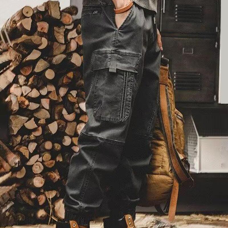 Elegante calça cargueira masculina com múltiplos bolsos, elástico na cintura, design em faixas de tornozelo, diariamente, rua alta, ao ar livre