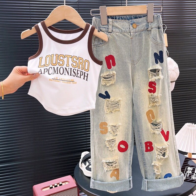 Комплект летней одежды для девочек, облегающий стильный топ без рукавов с надписью + рваные джинсы с надписью, модный костюм из 2 предметов, новинка 2024