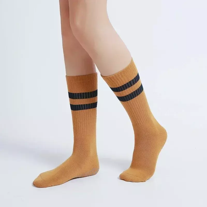 2 Paar mittellange Damen-Socken aus Baumwolle im Frühjahr und Herbst mit gespleißten Farben, rutsch feste Sport-Socken in hoher Länge, Yoga-Socken