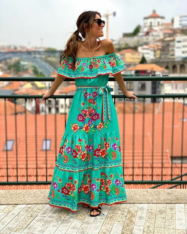 Мексиканское традиционное этническое мексиканское летнее платье с открытыми плечами и цветочным принтом