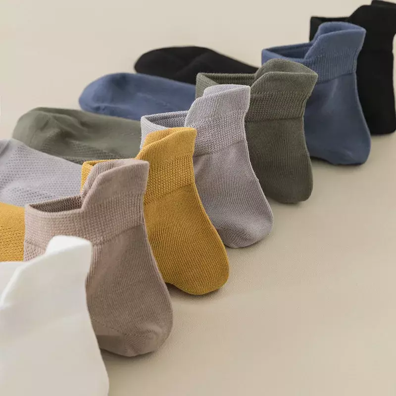 Socken Haufen Socken im Herbst, reine Baumwolle dünne reine Farbe, lange Socken tragen, schwarz und weiß Frühling und Herbst Frauen