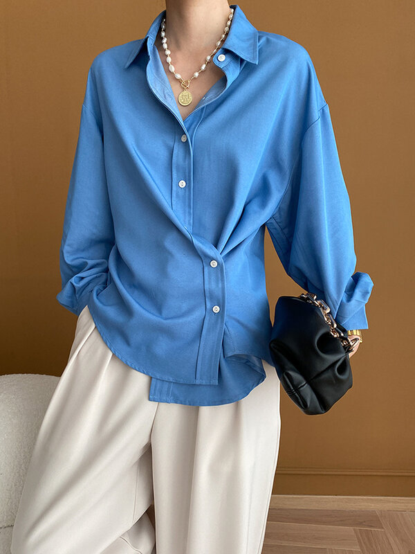 [LANMREM] niebieskie nieregularna luźna koszule damskie klapy jednorzędowe pani biurowa modne bluzki 2024 lato nowe 26 d9021