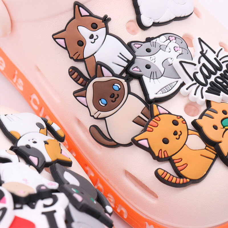 Sandale spinale chat animal Kawaii en PVC pour enfants, décoration de chaussures, breloques, convient aux bracelets, pantoufle trouée, accessoires, cadeau de Noël, 1-17 pièces