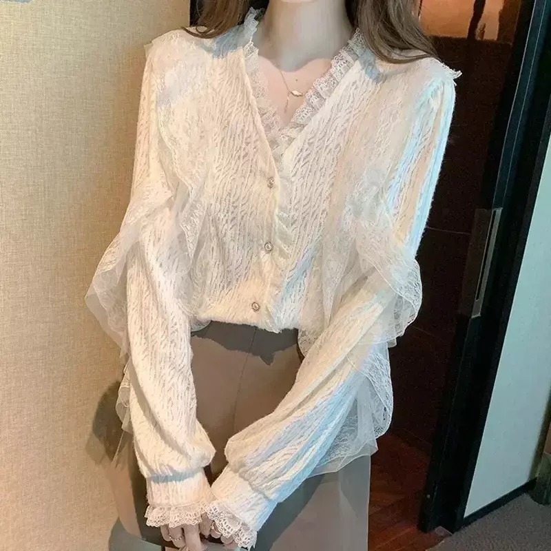 Camisa de encaje con cuello en V y volantes para Mujer, blusa informal de manga larga con agujeros, estilo coreano, 2023, 29520