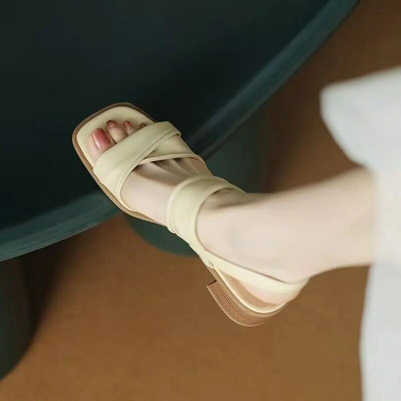 Sandálias romanas de salto alto femininas, sapatos grossos femininos, estilo branco, fivela de palavra em pé aberto, nova moda, verão, 2024
