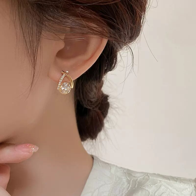 Moda krzyż stadniny kolczyki dla kobiet dziewczyn koreański styl elegancki kryształ biżuteria kolczyki Fishtail kolczyki damskie prezent