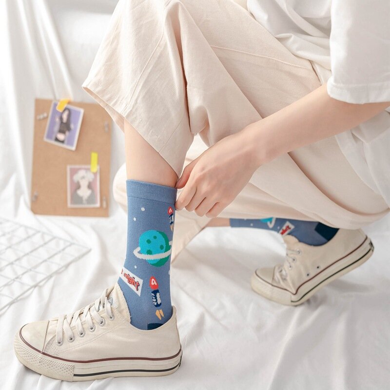 Calcetines divertidos de algodón para mujer, medias de dibujos animados japoneses, astronauta, Harajuku, planeta con personalidad, Otoño e Invierno