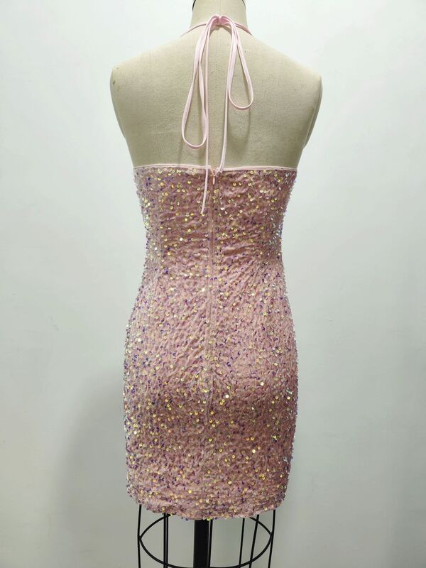 Женское блестящее платье розового цвета с лямкой на шее и открытой спиной