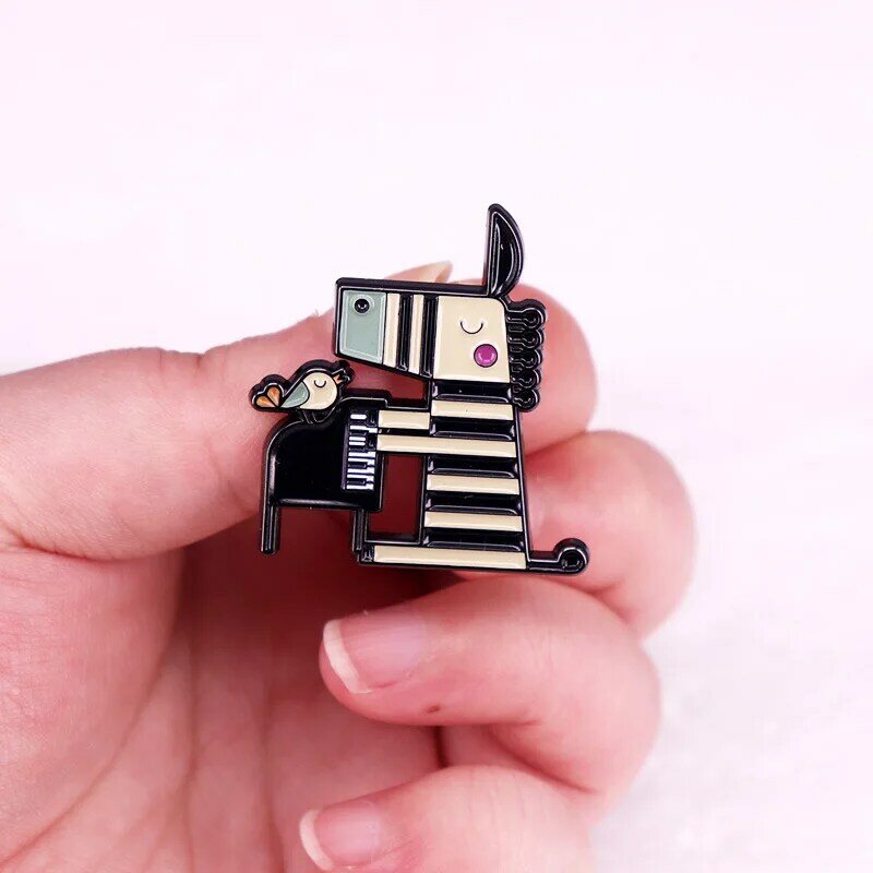 A3052 Zebra bermain piano Enamel Pin kartun hewan bros pakaian ransel kerah lencana mode aksesoris perhiasan Untuk Teman