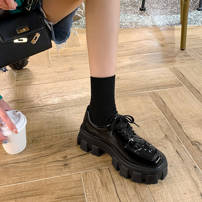 Mocassini stringati in pelle verniciata 2023 scarpe in pelle rialzate nere scarpe da ginnastica con suola spessa per donna