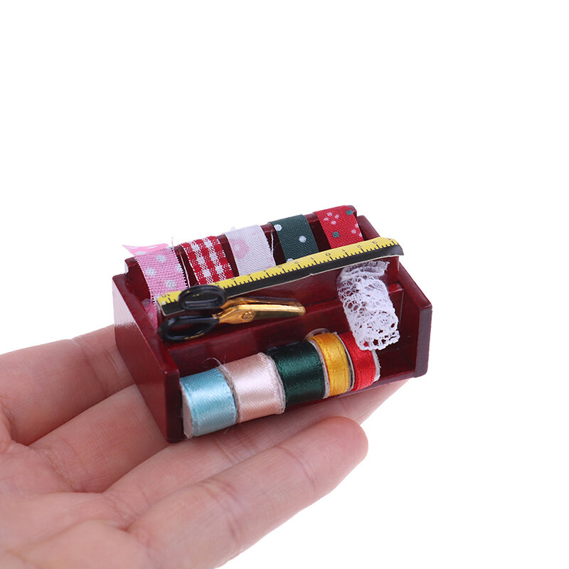 1Pc 1:12 Miniature Sewing Box with Scissors Kit Doll house Decoration Accessories
