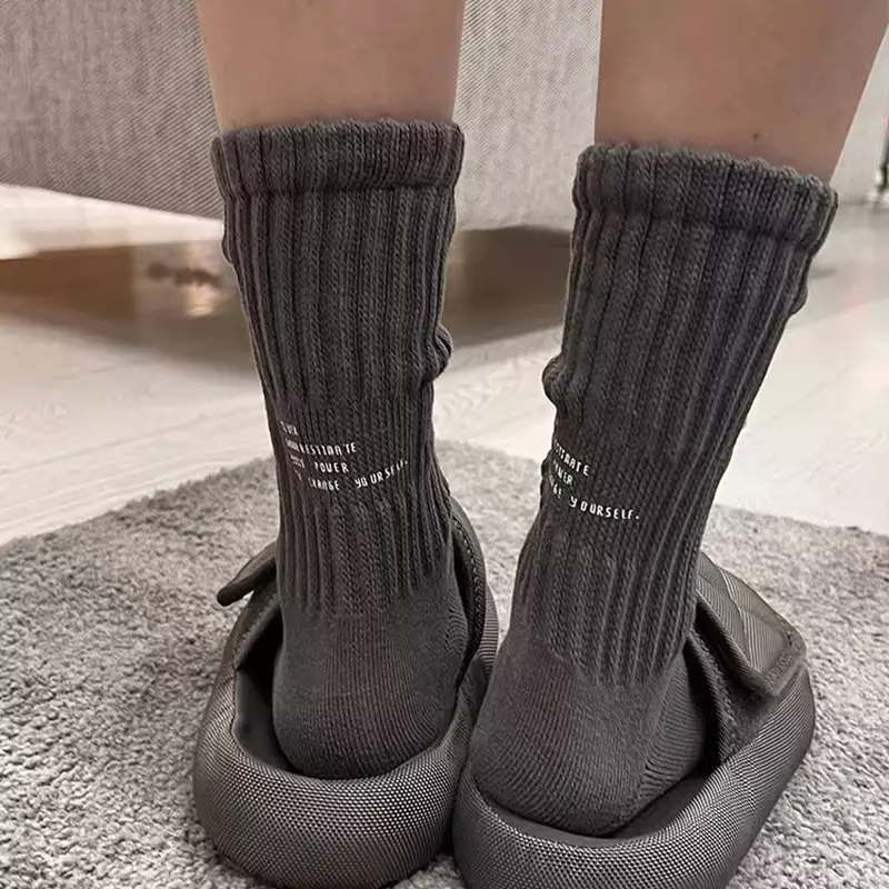 ถุงเท้าข้อกลางมีตัวอักษรสำหรับผู้ชายแนววินเทจถุงเท้ากีฬาหนาแบบญี่ปุ่นถุงเท้าคู่ถัก