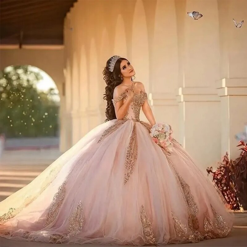 Розовое блестящее платье ручной работы с бусинами Quinceanrra Выпускные платья с золотой кружевной аппликацией с открытыми плечами милое платье принцессы 16