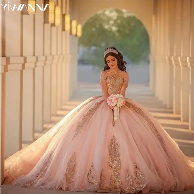 Ręcznie szyte różowe koraliki Quinceanrra suknie balowe ze złotą koronką aplikacje z ramienia księżniczki słodkie 16 sukienki Vestidos