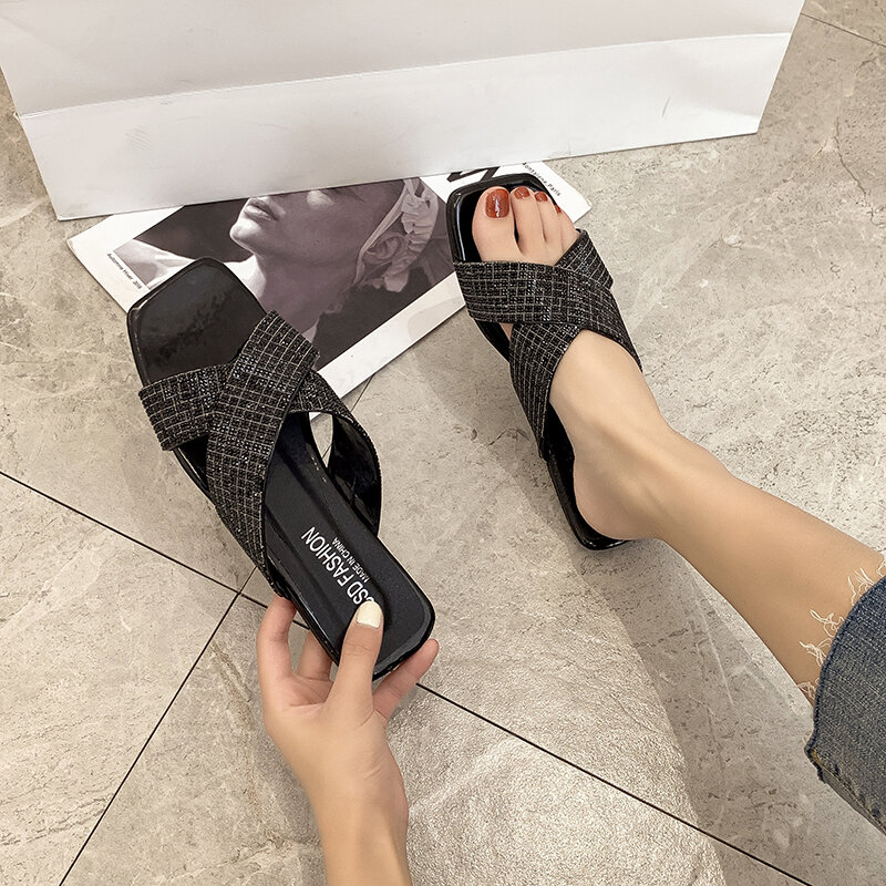 2024Plus ukuran 42 sandal wanita berlian imitasi tali silang sepatu sandal antiselip sol datar sandal wanita sandal pantai