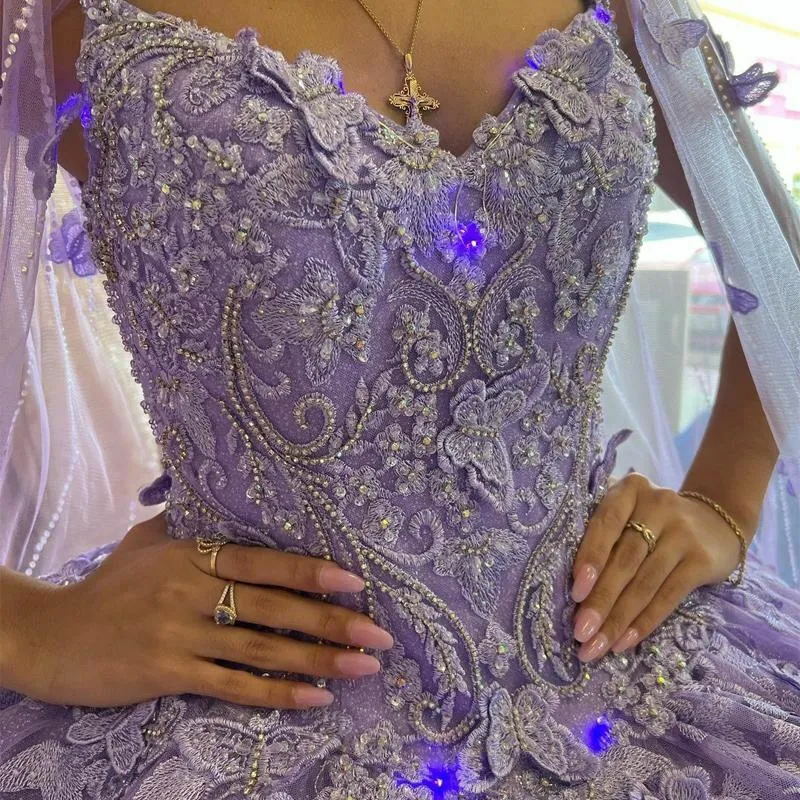 Doymeny lila Lavendel Quince anera Kleider Applikationen Perlen Ballkleid Cape Party kleid Vestidos de 15 Años Quinceañera فساتين