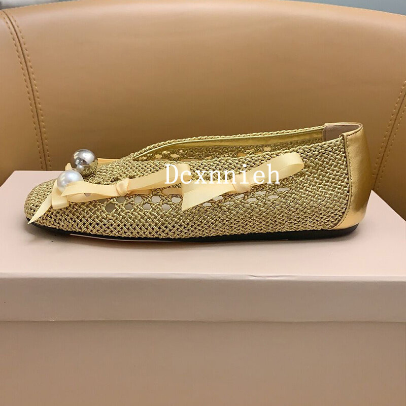 Sepatu pantofel dekorasi mutiara wanita, Kasut datar kasual rajut berongga, pita serbaguna Musim Semi Musim Panas 2024