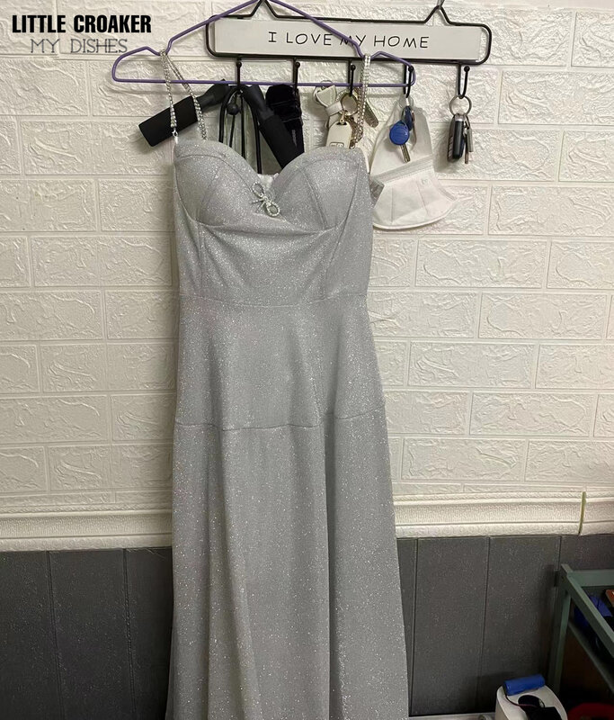 Suknie wieczorowe z metalowym paskiem Spaghetti dla kobiet suknie balowe błyszczące cekiny wyściełane długie brokatowe sukienka na studniówkę