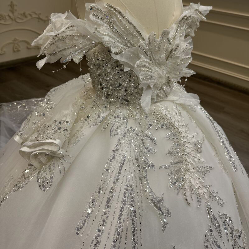 Weißes Hochzeits kleid für Kinder, süßer und wunderschöner Schwanz