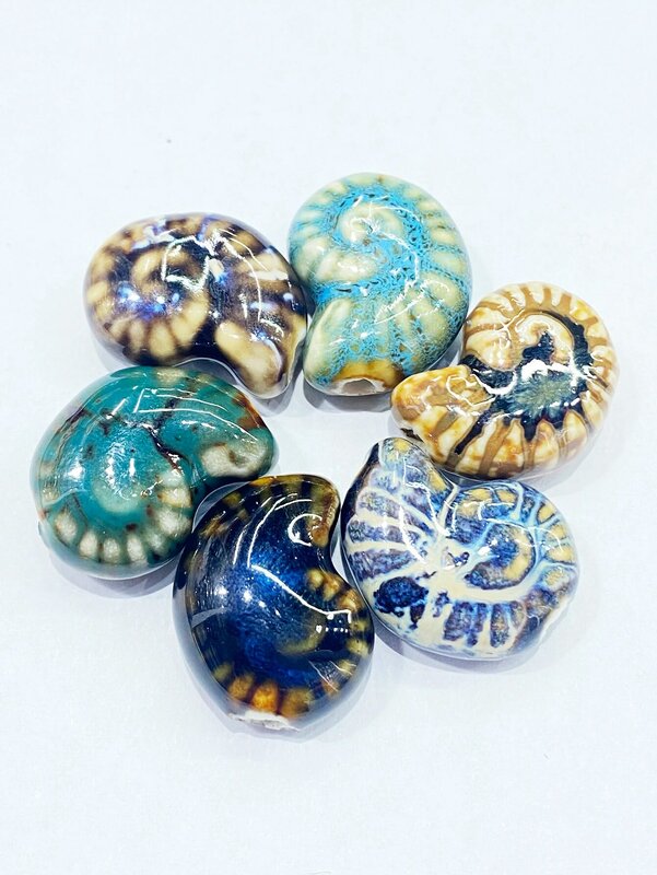 6 szt. 13 różnych kolorów 20MM ślimak kształt muszli ceramiczne koraliki do wyrobu biżuterii DIY tłoczony