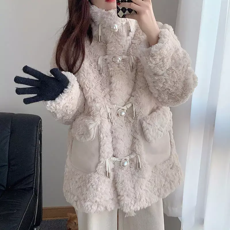 Женское меховое пальто средней длины, утепленное пальто из искусственного меха ягненка с воротником-стойкой в Корейском стиле, зима 2023