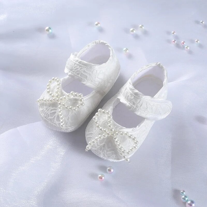 Sepatu lembut bayi perempuan pertama berjalan pita mutiara renda sepatu bayi putih putri kecil sepatu bunga Satin sepatu mokasin baru lahir