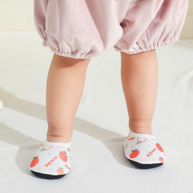 Симпатичные тонкие Нескользящие напольные туфли, сетчатые тапочки для младенцев с изображением фруктов, медведей, детские носки для малышей, обувь с мультяшным рисунком для первых шагов, мягкая подошва