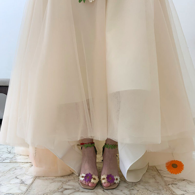 Dekolt w szpic haftowana koronka A Line bajkowe suknie wieczorowe przeźroczysty tiul guziki księżniczka kolorowa sukienka na studniówkę