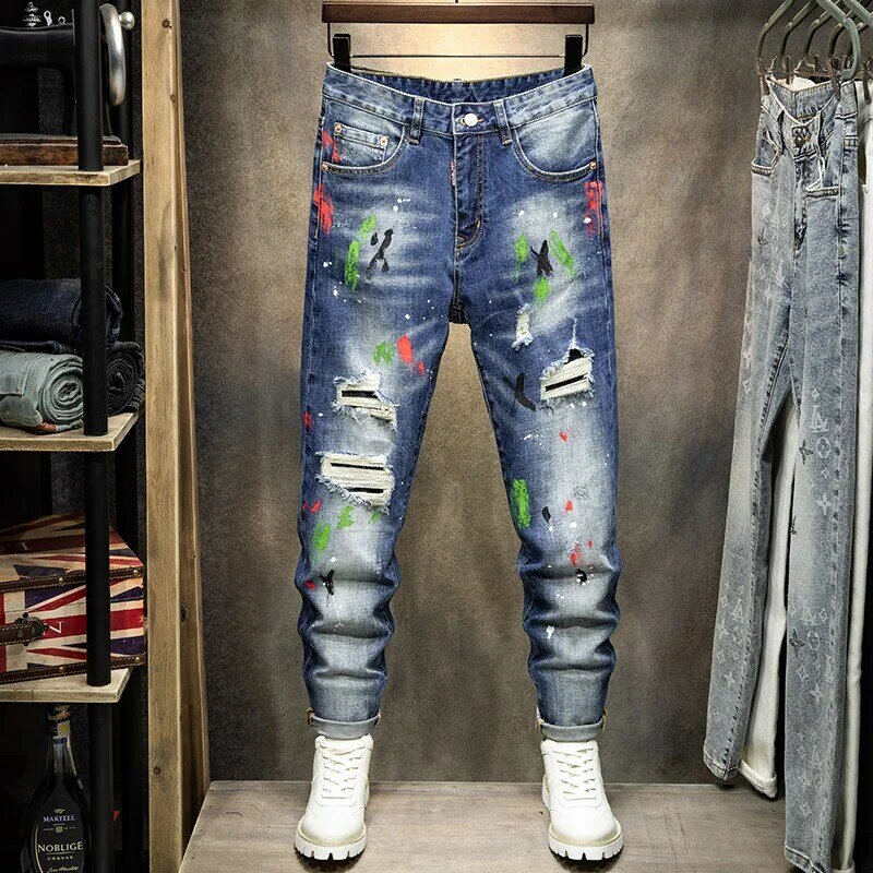 男性のためのレトロなブルーの伸縮性のあるジーンズ,ストリートファッションジーンズ,タイトな穴,手描きのデザイナージーンズ,ヒップホップスタイル