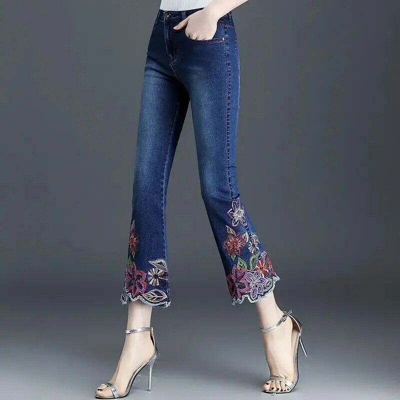 Wiosna lato kobiety haftowane kwiaty jeansy rozkloszowane moda Vintage szczupła cienka wysoka talia ciemnoniebieskie spodnie dorywczo przycięte jeansowe