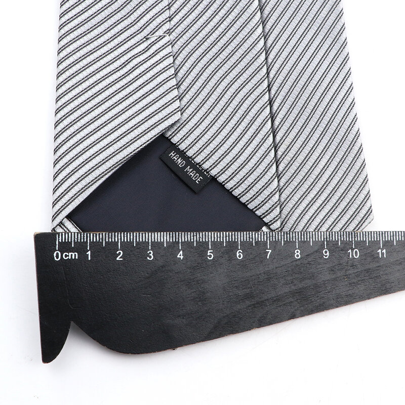 Neues Design einfarbig gestreifte Krawatte schwarz blau Polyester Krawatte für Männer Hochzeit Business Party tragen Hemd Anzug Zubehör Geschenke
