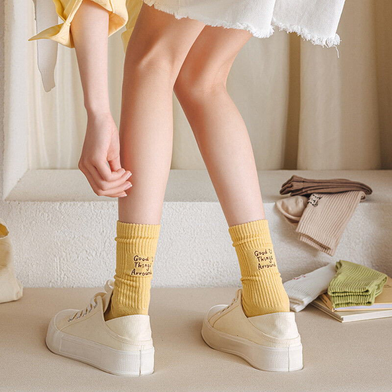 Novos doces coloridos meias pilha sólida com letras bordadas no calcanhar para meias esportivas