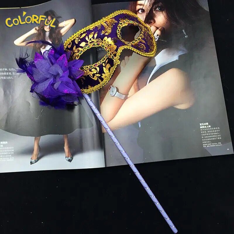 หน้ากาก Masquerade Venetian ผ้าปิดตาบน Stick Mardi ฮาโลวีนสำหรับ Party Prom Ball สีม่วงแฟนตาซี