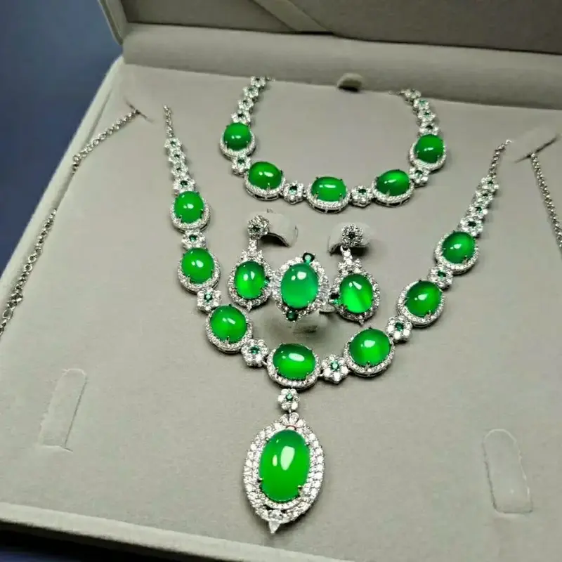 Ice-like Emerald Color Chalcedony Inlaid Luxury Four-Piece Set Gift Box Gift Gift for People Self-Wearing Ball Dinner Expensive