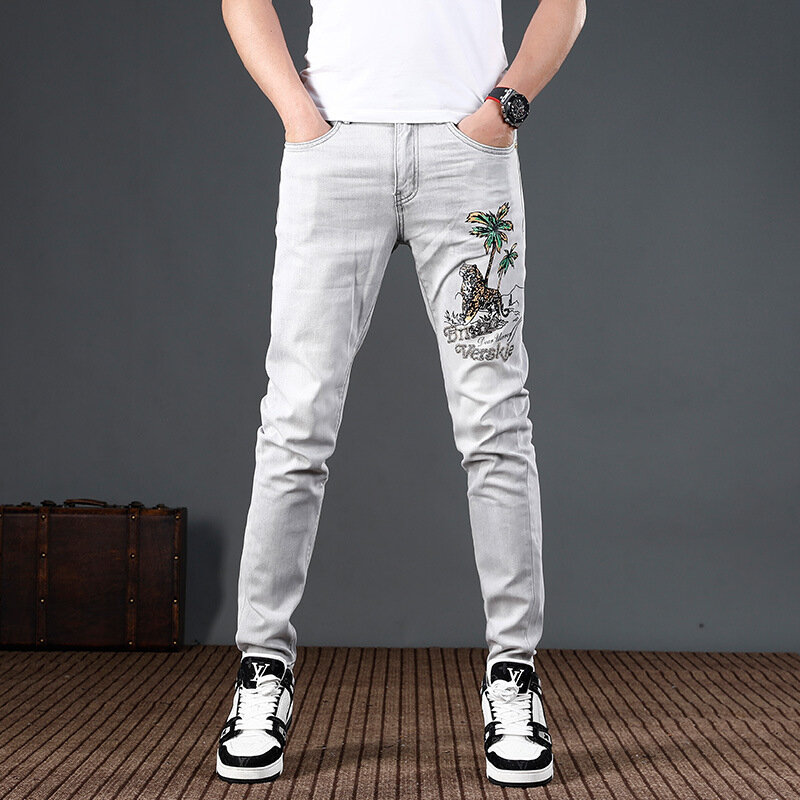 Jeans bercetak pria, celana denim abu-abu ringan regang ramping, pakaian tipis tren jalanan berpermadani musim panas untuk lelaki